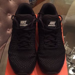 Black nike shoes PRICE Firm